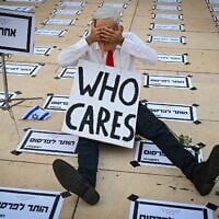 Une installation présentant le Premier ministre Benjamin Netanyahu comme un dirigeant indifférent au sort de son peuple qui meurt à la guerre, sur la Place Habima, à Tel Aviv, le 4 juillet 2026. (Crédit : Avshalom Sassoni/Flash90)