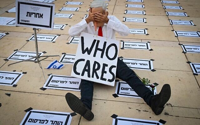 Une installation présentant le Premier ministre Benjamin Netanyahu comme un dirigeant indifférent au sort de son peuple qui meurt à la guerre, sur la Place Habima, à Tel Aviv, le 4 juillet 2026. (Crédit : Avshalom Sassoni/Flash90)