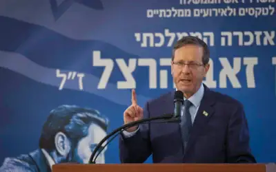 Le président Isaac Herzog assiste à une cérémonie commémorative en l'honneur du leader sioniste Theodor Herzl au mont Herzl, à Jérusalem, le 5 juillet 2026. (Crédit: Alex Kolomoisky/POOL)