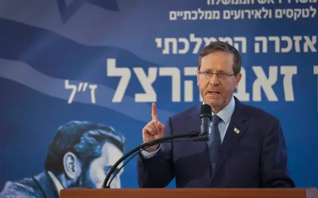 Le président Isaac Herzog assiste à une cérémonie commémorative en l'honneur du leader sioniste Theodor Herzl au mont Herzl, à Jérusalem, le 5 juillet 2026. (Crédit: Alex Kolomoisky/POOL)