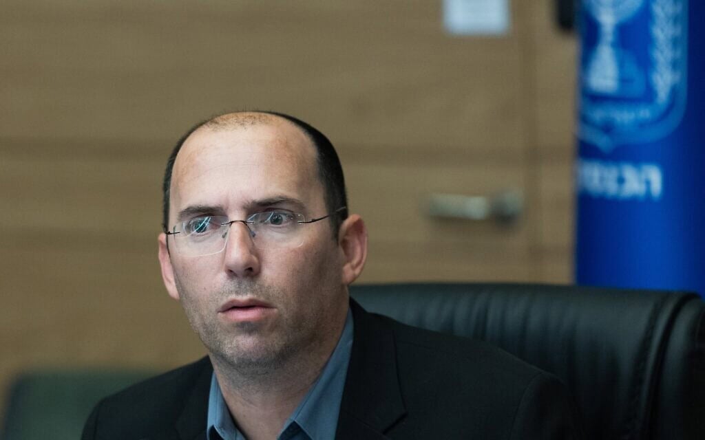 Le député Simcha Rothman préside une réunion de la commission de la Constitution, du Droit et de la Justice à la Knesset, le parlement israélien, à Jérusalem, le 5 juillet 2026. (Crédit : Chaim Goldberg/Flash90)