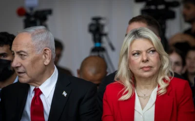 Le Premier ministre Benjamin Netanyahu et son épouse Sara Netanyahu assistent à la cérémonie de pose de la première pierre du Centre du patrimoine d'Atarot à Jérusalem, le 5 juillet 2026 (Crédit: Chaim Goldberg/Flash90)