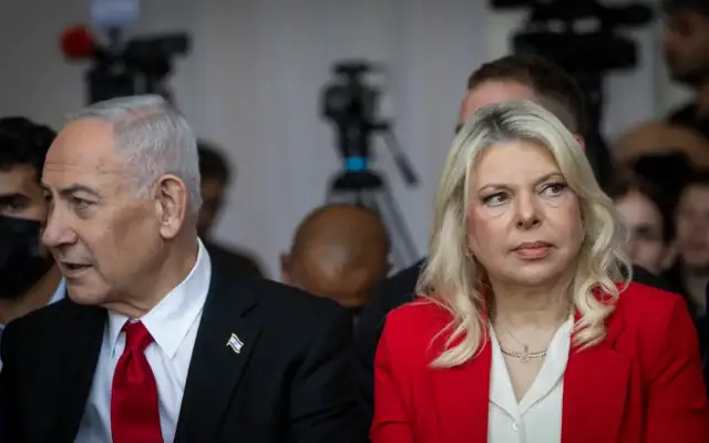 Le Premier ministre Benjamin Netanyahu et son épouse, Sara Netanyahu, assistant à la cérémonie de pose de la première pierre du Centre du patrimoine d’Atarot, à Jérusalem, le 5 juillet 2026. (Crédit : Chaïm Goldberg/Flash90) Le Premier ministre Benjamin Netanyahu et son épouse, Sara Netanyahu, assistant à la cérémonie de pose de la première pierre du Centre du patrimoine d’Atarot, à Jérusalem, le 5 juillet 2026. (Crédit : Chaïm Goldberg/Flash90)