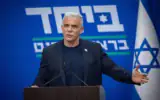 Le chef de l’opposition, Yair Lapid, préside une réunion de faction à la Knesset à Jérusalem, le 6 juillet 2026 (Yonatan Sindel/Flash90)