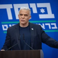 Le chef de l’opposition, Yair Lapid, préside une réunion de faction à la Knesset à Jérusalem, le 6 juillet 2026 (Yonatan Sindel/Flash90)