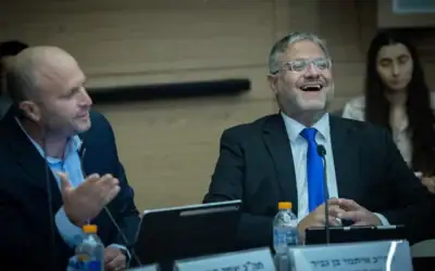 Le ministre de la Sécurité nationale, Itamar Ben Gvir (à droite), assiste à une réunion de la commission des affaires intérieures et de la protection de l'environnement de la Knesset, le 8 juillet 2026. (Yonatan Sindel/Flash90)