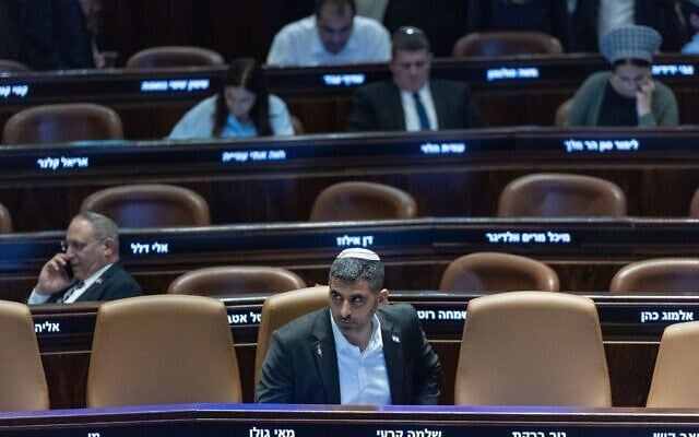 Le ministre des Communications, Shlomo Karhi, assistant à une séance plénière dans la salle de l'Assemblée de la Knesset, à Jérusalem, le 8 juillet 2026. (Crédit : Yonatan Sindel/Flash90)