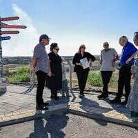 Des militants pro-implantations réunis près de la bande de Gaza, le 9 juillet 2026. (Crédit : Tsafrir Abayov/Flash90)