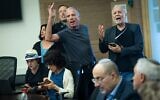 Les députés de l'opposition du parti Yesh Atid, Elazar Stern (à gauche) et Meïr Cohen (à droite), lors d'une audition de la commission des Affaires étrangères et de la Défense de la Knesset consacrée à un projet de loi visant à geler les arrestations des réfractaires à la conscription ultra-orthodoxes, le 12 juillet 2026. (Crédit : Chaïm Goldberg/Flash90)
