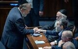 Les députés du parti Yahadout HaTorah, Yitzhak Pindrus (à gauche), le député Moshe Gafni et Yitzhak Goldknopf, à la Knesset lors d'une séance au cours de laquelle une Loi fondamentale consacrant l'étude de la Torah comme valeur fondamentale de l'État a été adoptée, le 13 juillet 2026. (Crédit : Chaïm Goldberg/Flash90)