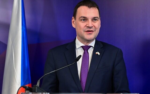 Le ministre tchèque des Affaires étrangères, Petr Macinka, s'exprime lors d'une conférence de presse à Tel Aviv, aux côtés de son homologue israélien, le 14 juillet 2026. (Crédit : Avshalom Sassoni/Flash90)