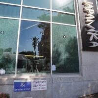 Vue d'une succursale de la chaîne Japanika, propriété de l'homme d'affaires Barak Abramov, endommagée lors d'une fusillade, à Herzliya, le 14 juillet 2026. (Crédit : Tal Gal/Flash90)