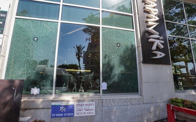 Vue d'une succursale de la chaîne Japanika, propriété de l'homme d'affaires Barak Abramov, endommagée lors d'une fusillade, à Herzliya, le 14 juillet 2026. (Crédit : Tal Gal/Flash90)