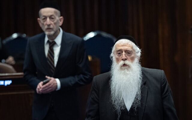 Meir Porush, député Yahadout HaTorah, assiste à une séance plénière consacrée au projet de loi visant à geler les arrestations des réfractaires au service militaire parmi la communauté haredi, dans la salle plénière de la Knesset, à Jérusalem, le 14 juillet 2026. (Crédit : Yonatan Sindel/Flash90)