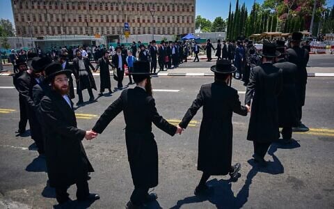 Des ultra-orthodoxes manifestent contre la conscription de Haredim devant le centre de recrutement de l'armée israélienne, à Tel HaShomer, le 15 juillet 2026. (Crédit : Avshalom Sassoni/Flash90)
