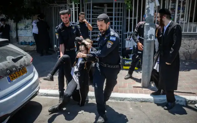Manifestation ultra-orthodoxe contre l’incorporation des hommes haredim dans l’armée israélienne, à Jérusalem, le 15 juillet 2026. (Crédit : Chaïm Goldberg/Flash90) Manifestation ultra-orthodoxe contre l’incorporation des hommes haredim dans l’armée israélienne, à Jérusalem, le 15 juillet 2026. (Crédit : Chaïm Goldberg/Flash90)