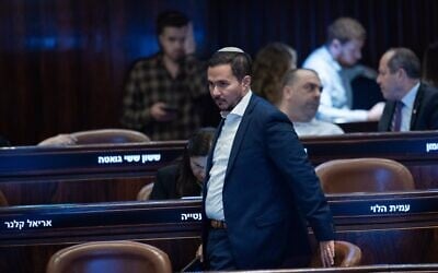 Le député du Likud, Dan Illouz, lors d'une séance plénière à la Knesset, le 15 juillet 2026. (Crédit : Yonatan Sindel/Flash90)