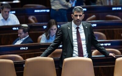Le ministre des Communications, Shlomo Karhi, à la Knesset, à Jérusalem, le 15 juillet 2026. (Crédit : Yonatan Sindel/Flash90) Le ministre des Communications, Shlomo Karhi, à la Knesset, à Jérusalem, le 15 juillet 2026. (Crédit : Yonatan Sindel/Flash90)