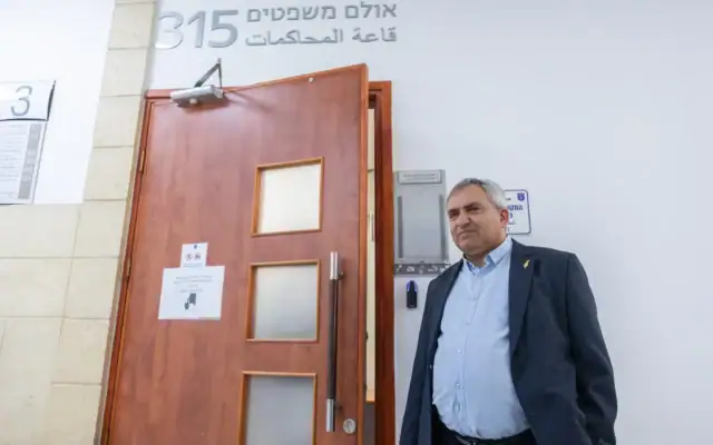 Le député Zeev Elkin arrive pour témoigner au procès du Premier ministre Benjamin Netanyahu au tribunal de district de Jérusalem, le 15 juillet 2026. (Crédit: Yonatan Sindel/Flash90)