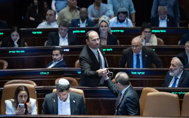 Simcha Rothman, député du parti HaTsionout HaDatit et président de la commission de la Constitution, du Droit et de la Justice de la Knesset, le 15 juillet 2026. (Crédit : Yonatan Sindel/Flash 90)