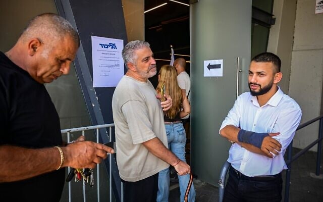 Des électeurs devant un bureau de vote lors des primaires du Likud, qui ont été suspendues à la suite d'une décision de justice, à la Menora Mivtachim Arena de Tel Aviv, le 16 juillet 2026. (Crédit : Avshalom Sassoni/Flash90)