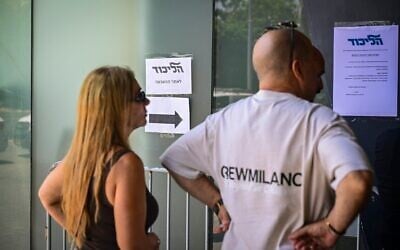 Des électeurs devant un bureau de vote lors des élections internes du Likud, suspendues à la suite d'une décision de justice, à la Menora Mivtachim Arena, à Tel Aviv, le 16 juillet 2026. (Crédit : Avshalom Sassoni/Flash90)