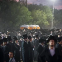 Des milliers d'hommes ultra-orthodoxes manifestant devant la prison militaire de Neve Tzedek, dans le centre d'Israël, contre l'arrestation de haredim réfractaires au service militaire, le 16 juillet 2026. (Crédit : Tal Gal/Flash90)