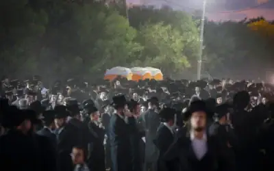 Des milliers d'hommes ultra-orthodoxes manifestant devant la prison militaire de Neve Tzedek, dans le centre d'Israël, contre l'arrestation de haredim réfractaires au service militaire, le 16 juillet 2026. (Crédit : Tal Gal/Flash90) Des milliers d'hommes ultra-orthodoxes manifestant devant la prison militaire de Neve Tzedek, dans le centre d'Israël, contre l'arrestation de haredim réfractaires au service militaire, le 16 juillet 2026. (Crédit : Tal Gal/Flash90)
