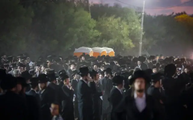 Des milliers d'hommes ultra-orthodoxes manifestant devant la prison militaire de Neve Tzedek, dans le centre d'Israël, contre l'arrestation de haredim réfractaires au service militaire, le 16 juillet 2026. (Crédit : Tal Gal/Flash90) Des milliers d'hommes ultra-orthodoxes manifestant devant la prison militaire de Neve Tzedek, dans le centre d'Israël, contre l'arrestation de haredim réfractaires au service militaire, le 16 juillet 2026. (Crédit : Tal Gal/Flash90)