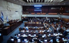 La séance plénière de la Knesset à Jérusalem lors d’un débat le 16 juillet 2026 (Crédit: Yonatan Sindel/Flash90)