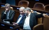 Le Premier ministre Benjamin Netanyahu et le ministre de la Sécurité nationale Itamar Ben Gvir assistant à un vote dans la salle plénière de la Knesset, à Jérusalem, le 16 juillet 2026. (Crédit : Yonatan Sindel/Flash90)