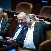 Le Premier ministre Benjamin Netanyahu et le ministre de la Sécurité intérieure, Itamar Ben Gvir, lors d'un vote dans la salle plénière de la Knesset, à Jérusalem, le 16 juillet 2026. (Crédit : Yonatan Sindel/Flash90)