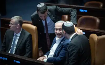 Le Premier ministre Benjamin Netanyahu (au centre) aux côtés des ministres du Likud Yariv Levin (à gauche) et Shlomo Karhi (à droite) assistant à une session plénière de la Knesset au cours de laquelle une loi renforçant l'autorité du gouvernement sur les médias a été adoptée, le 16 juillet 2026. (Crédit : Yonatan Sindel/Flash90)