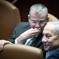 Le Premier ministre Benjamin Netanyahu (à droite) et le ministre de la Justice Yariv Levin s'entretenant à la Knesset le 16 juillet 2026, quelques heures avant la dissolution du Parlement prévue le lendemain, en vue des élections législatives du 27 octobre 2026. (Crédit : Yonatan Sindel/Flash90)