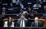Le ministre des Communications, Shlomo Karhi, assiste à un vote dans la salle plénière de la Knesset à Jérusalem, le 16 juillet 2026. (Crédit : Yonatan Sindel/Flash90)