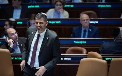 Le ministre des Communications, Shlomo Karhi, assistant à un vote dans la salle plénière de la Knesset, à Jérusalem, le 16 juillet 2026. (Crédit : Yonatan Sindel/Flash90) Le ministre des Communications, Shlomo Karhi, assistant à un vote dans la salle plénière de la Knesset, à Jérusalem, le 16 juillet 2026. (Crédit : Yonatan Sindel/Flash90)