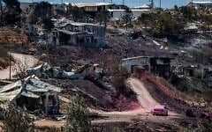 Les dégâts causés par un incendie survenu la veille dans l'implantation de Havat Gilad, en Cisjordanie, le 19 juillet 2026. (Crédit : Chaïm Goldberg/Flash90)