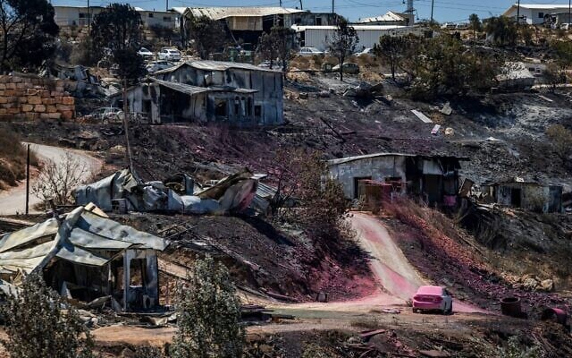 Les dégâts causés par un incendie survenu la veille dans l'implantation de Havat Gilad, en Cisjordanie, le 19 juillet 2026. (Crédit : Chaïm Goldberg/Flash90)