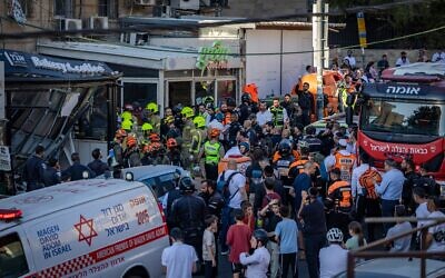 La police et les secouristes sur les lieux de l'effondrement d'un balcon sur une boulangerie, à Jérusalem, le 20 juillet 2026. (Crédit : Chaïm Goldberg/Flash90)