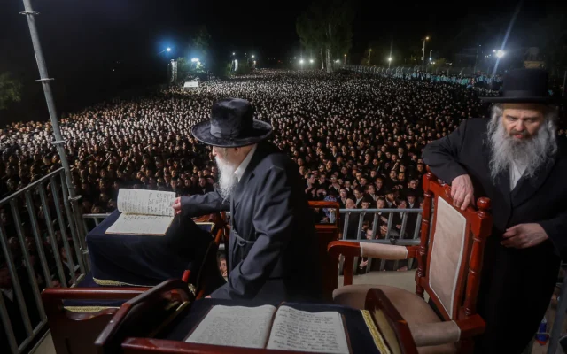 Le chef de la dynastie hassidique Gur se joignant à des milliers d'hommes ultra-orthodoxes lors d'une manifestation devant une prison militaire de l'armée israélienne, près de Kfar Yona, dans le centre d'Israël, le 20 juillet 2026. (Crédit : Tal Gal/Flash90)
