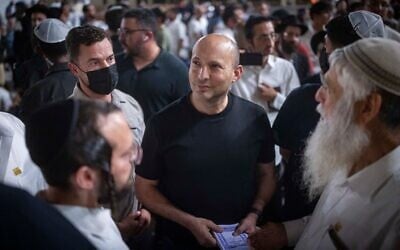 L'ancien Premier ministre et chef du parti « BeYahad », Naftali Bennett, au mur Occidental, dans la Vieille Ville de Jérusalem, à l'occasion de Tisha BeAv, le 22 juillet 2026. (Crédit : Yonatan Sindel/Flash90) L'ancien Premier ministre et chef du parti « BeYahad », Naftali Bennett, au mur Occidental, dans la Vieille Ville de Jérusalem, à l'occasion de Tisha BeAv, le 22 juillet 2026. (Crédit : Yonatan Sindel/Flash90)