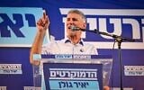 Yaïr Golan, chef du parti Les Démocrates, prenant la parole lors d'un rassemblement électoral, sur la Place Rabin, à Tel Aviv, le 25 juillet 2026. (Crédit : Avshalom Sassoni/Flash90)