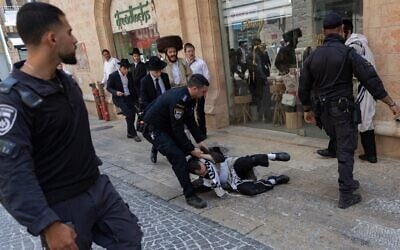 Des manifestants ultra-orthodoxes ont affronté des policiers lors d'une manifestation contre un café ouvert à Shabbat dans le centre de Jérusalem, le 25 juillet 2026. (Crédit : Yonatan Sindel/Flash90)