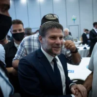 Le ministre des Finances Bezalel Smotrich assiste aux primaires du parti HaTzionout HaDatit avant les prochaines élections, à Jérusalem, le 26 juillet 2026. (Yonatan Sindel/Flash90)