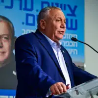 Gadi Eisenkot, chef du parti Yashar, lors d’une conférence de campagne au siège du Conseil régional de Darom HaSharon, dans le centre d’Israël, le 27 juillet 2026. (Crédit : Avshalom Sassoni/Flash90)
