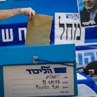 Une personne votant dans un bureau de vote lors du scrutin interne du Likud, à Jérusalem, le 27 juillet 2026. (Crédit : Chaïm Goldberg/Flash90)