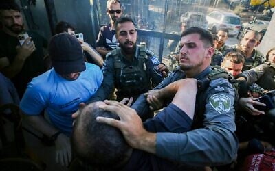 Le député Hadash, Ofer Cassif, se battant avec des agents de la police des frontières lors d'une cérémonie marquant le premier anniversaire de la mort du militant palestinien Awdah Hathaleen, dans le village d'Umm al-Khair, en Cisjordanie, dans la région de Masafer Yatta, le 28 juillet 2026. (Crédit : Wisam Hashlamoun/FLASH90) Le député Hadash, Ofer Cassif, se battant avec des agents de la police des frontières lors d'une cérémonie marquant le premier anniversaire de la mort du militant palestinien Awdah Hathaleen, dans le village d'Umm al-Khair, en Cisjordanie, dans la région de Masafer Yatta, le 28 juillet 2026. (Crédit : Wisam Hashlamoun/FLASH90)