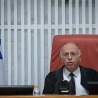 Le vice-président de la Cour suprême, Noam Sohlberg, préside une audience à la Haute Cour de justice concernant les recours contre la loi gelant les arrestations, les enquêtes et les mesures coercitives à l’encontre des réfractaires haredim au service militaire, le 28 juillet 2026. (Crédit: Yonatan Sindel/Flash90)