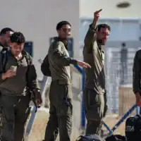 Des soldats quittent la base militaire de Sde Teiman, près de Beersheba, dans le sud d’Israël, le 30 juillet 2026. (Crédit: Tsafrir Abayov/Flash90)