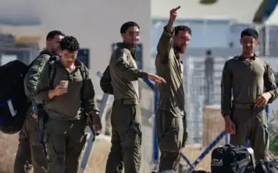 Des soldats quittent la base militaire de Sde Teiman, près de Beersheba, dans le sud d’Israël, le 30 juillet 2026. (Crédit: Tsafrir Abayov/Flash90) Des soldats quittent la base militaire de Sde Teiman, près de Beersheba, dans le sud d’Israël, le 30 juillet 2026. (Crédit: Tsafrir Abayov/Flash90)